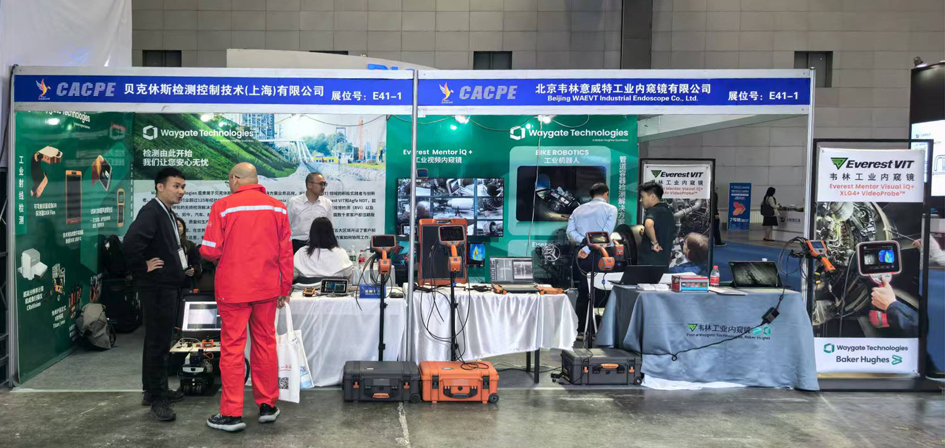 眾多石油化工客戶(hù)在聯(lián)合展臺(tái)駐足交流